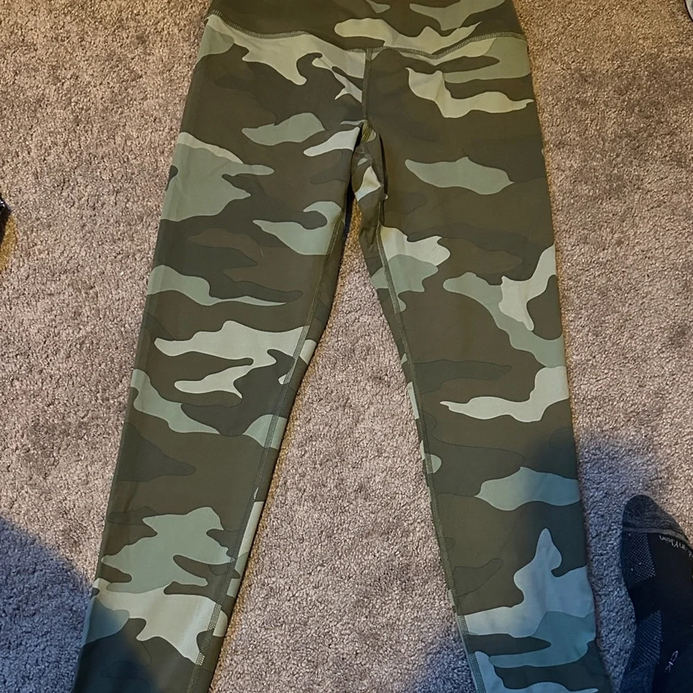 PINK Victoria's Secret womens Green Camouflage Leggings - Picture 1 of 2